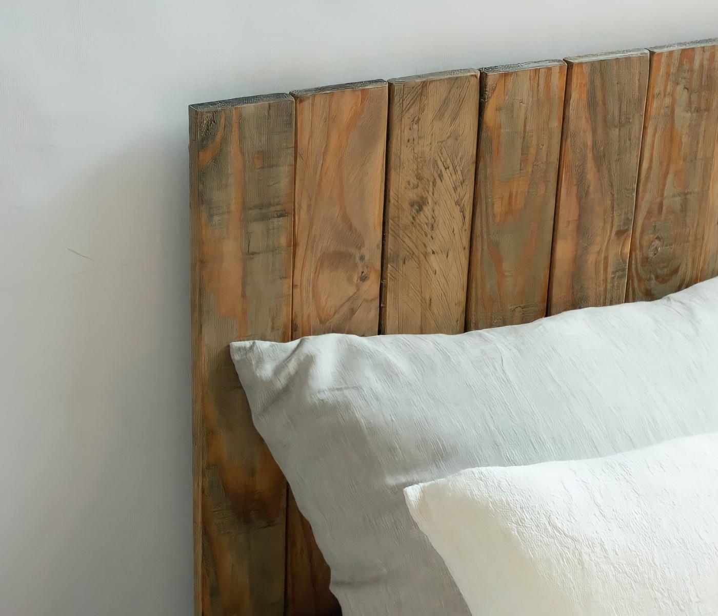 Bettkopfteil aus recyceltem Holz