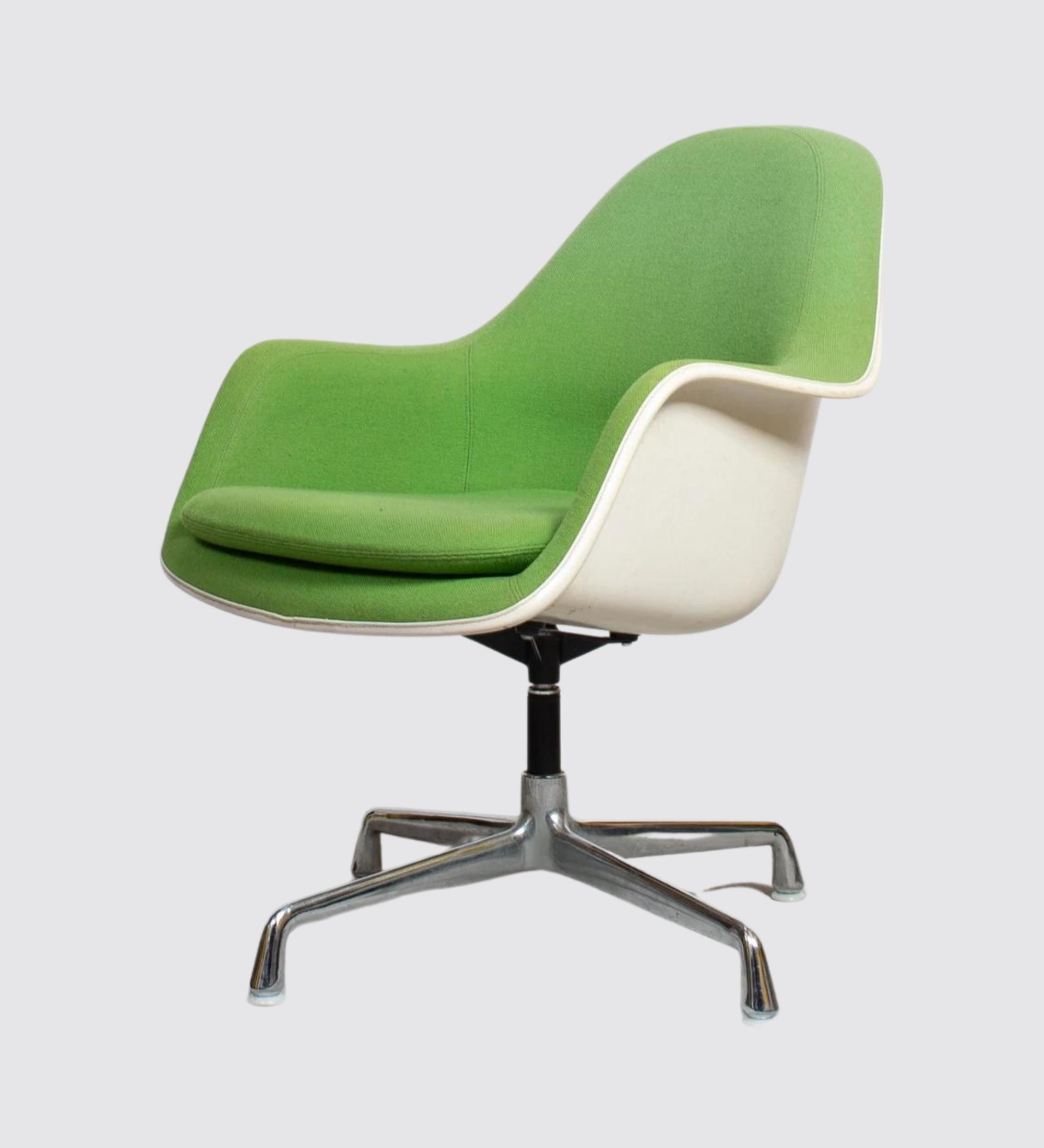 Eames Loose Cushion Armchair Grün