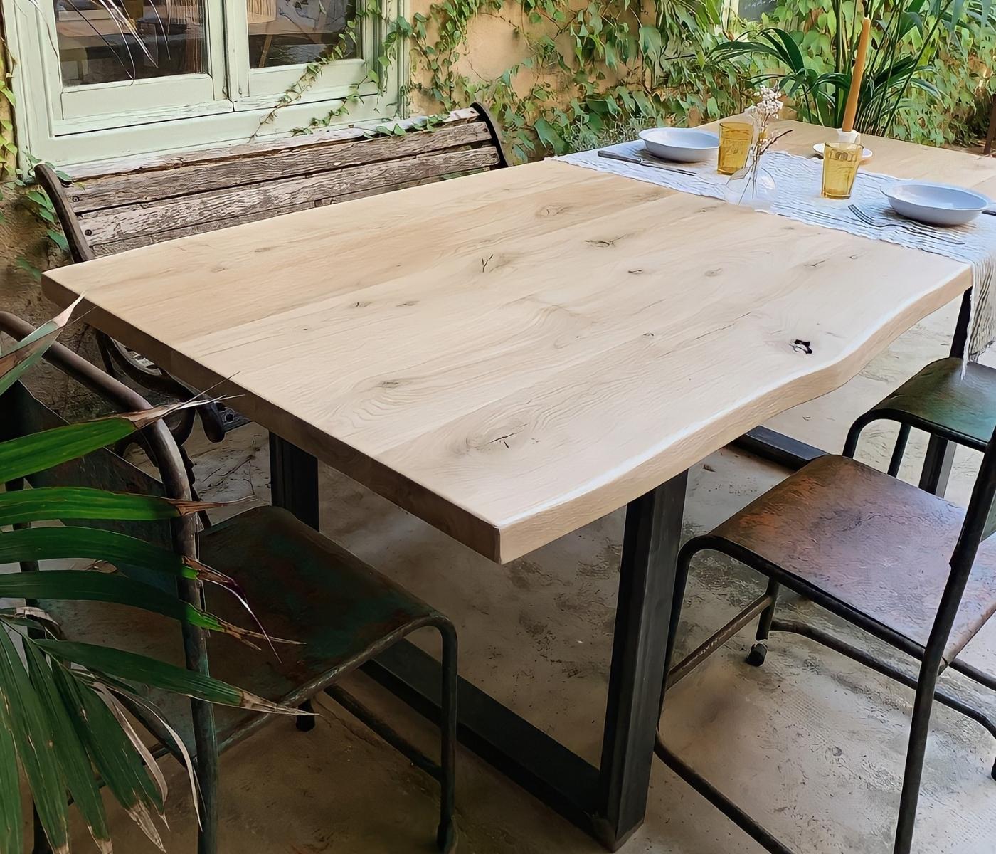 Robuster Eichenholztisch mit Metallgestell 160cm
