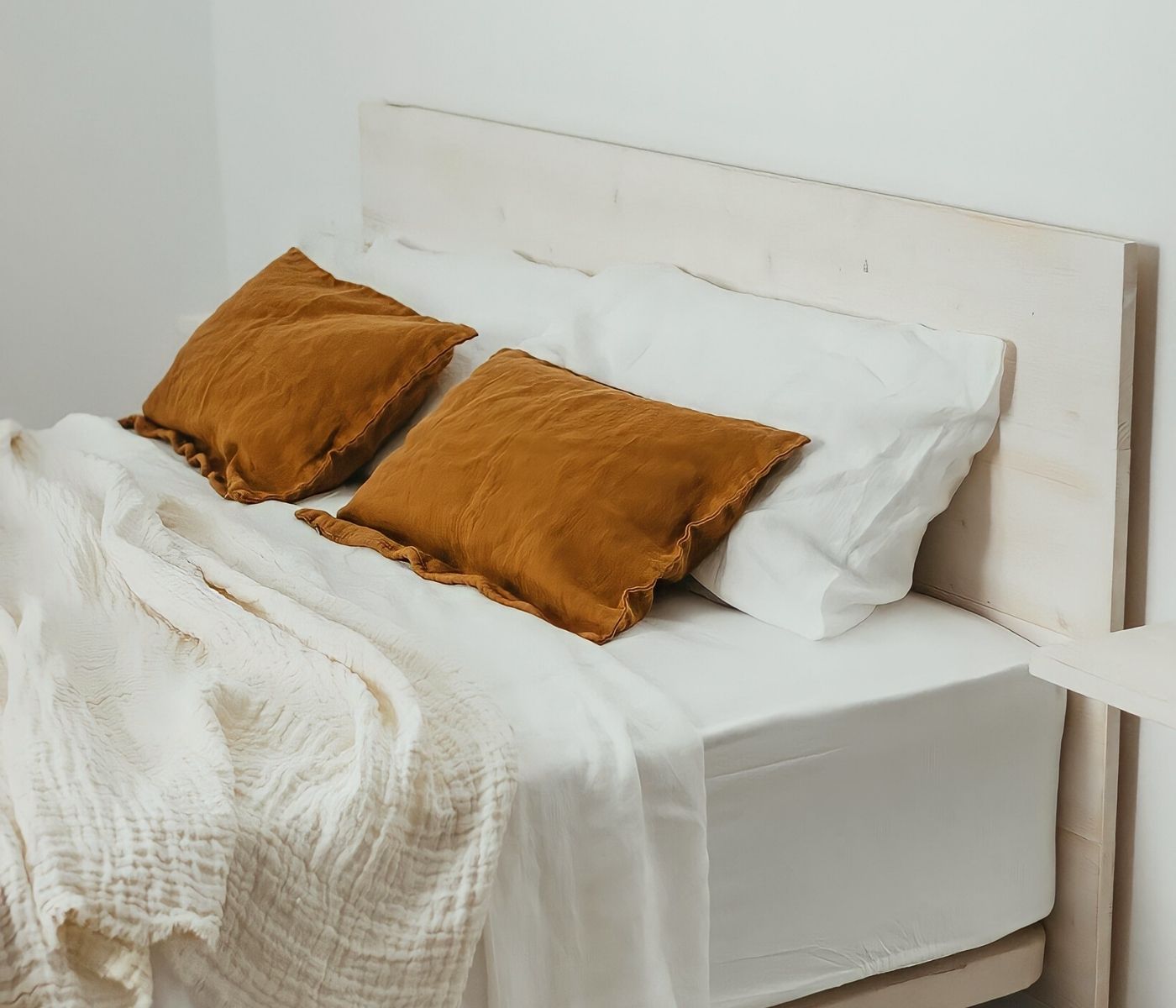 Bettkopfteil mit horizontalen Balken Weiß