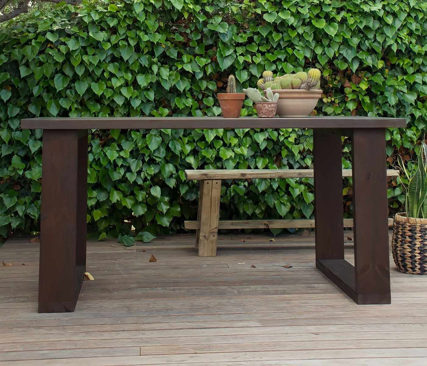 Outdoor-Tisch aus Vollholz