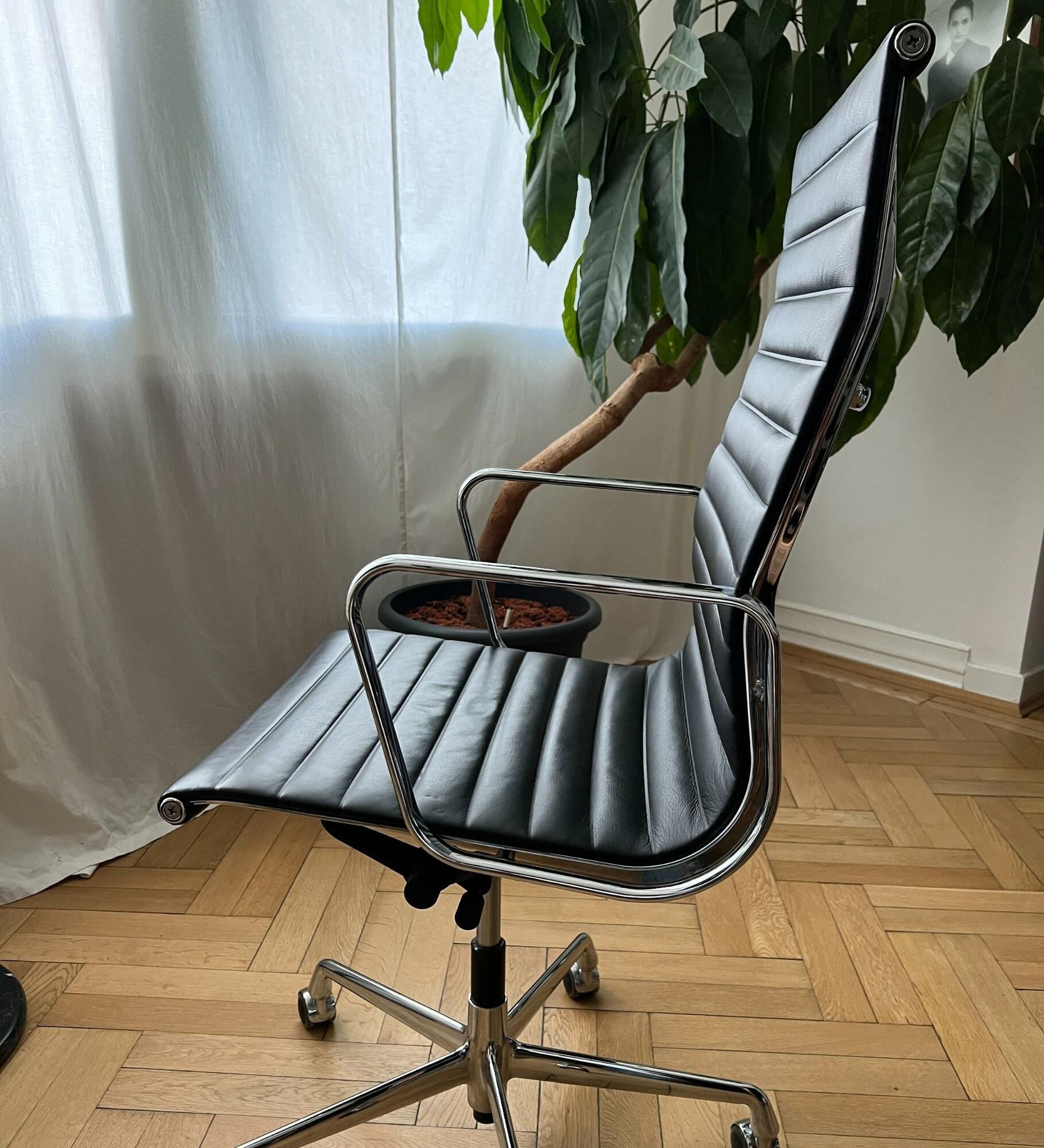 Eames Aluminium Chair EA 119 Leder Höhenverstellbar 4