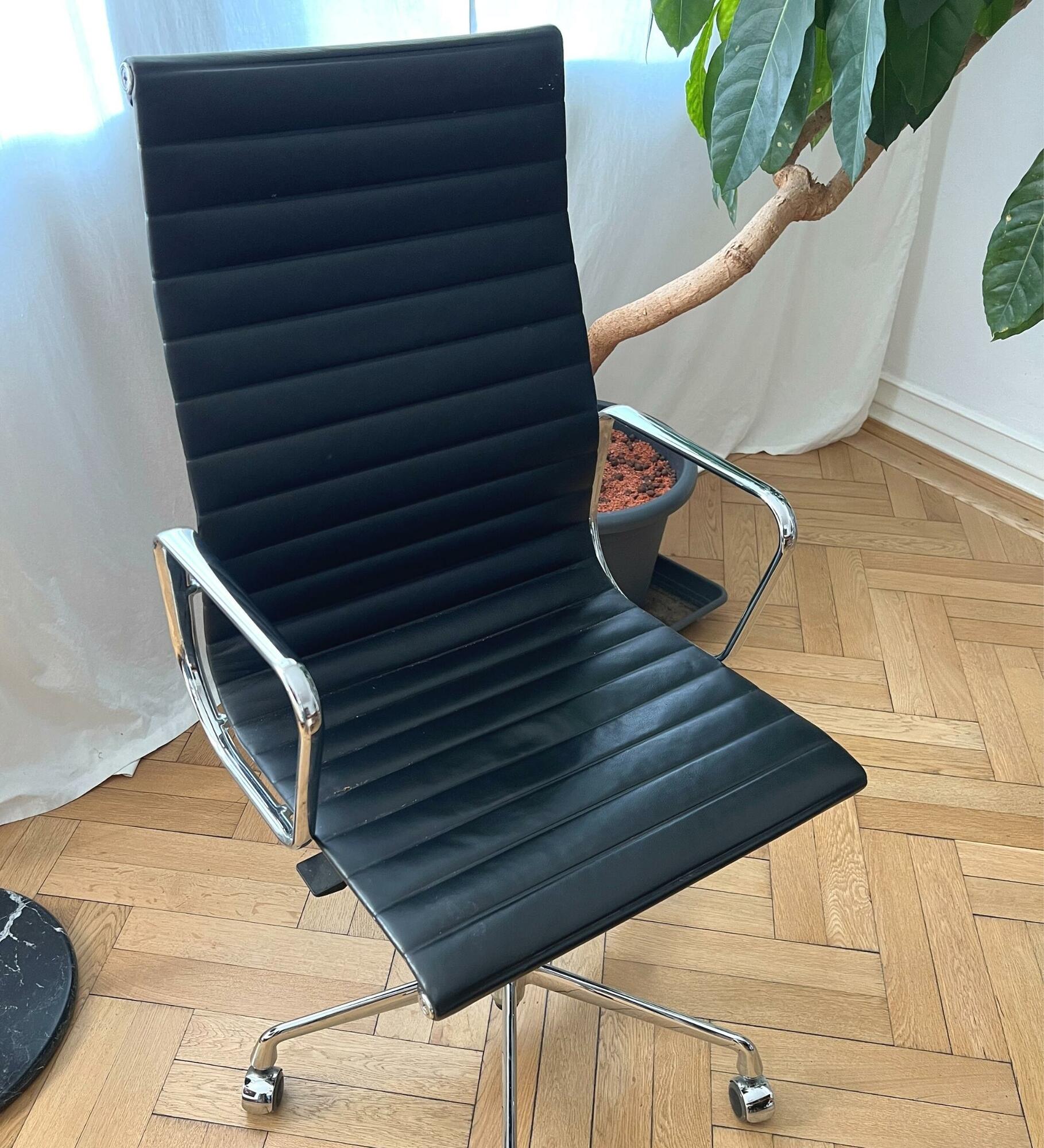 Eames Aluminium Chair EA 119 Leder Höhenverstellbar 0