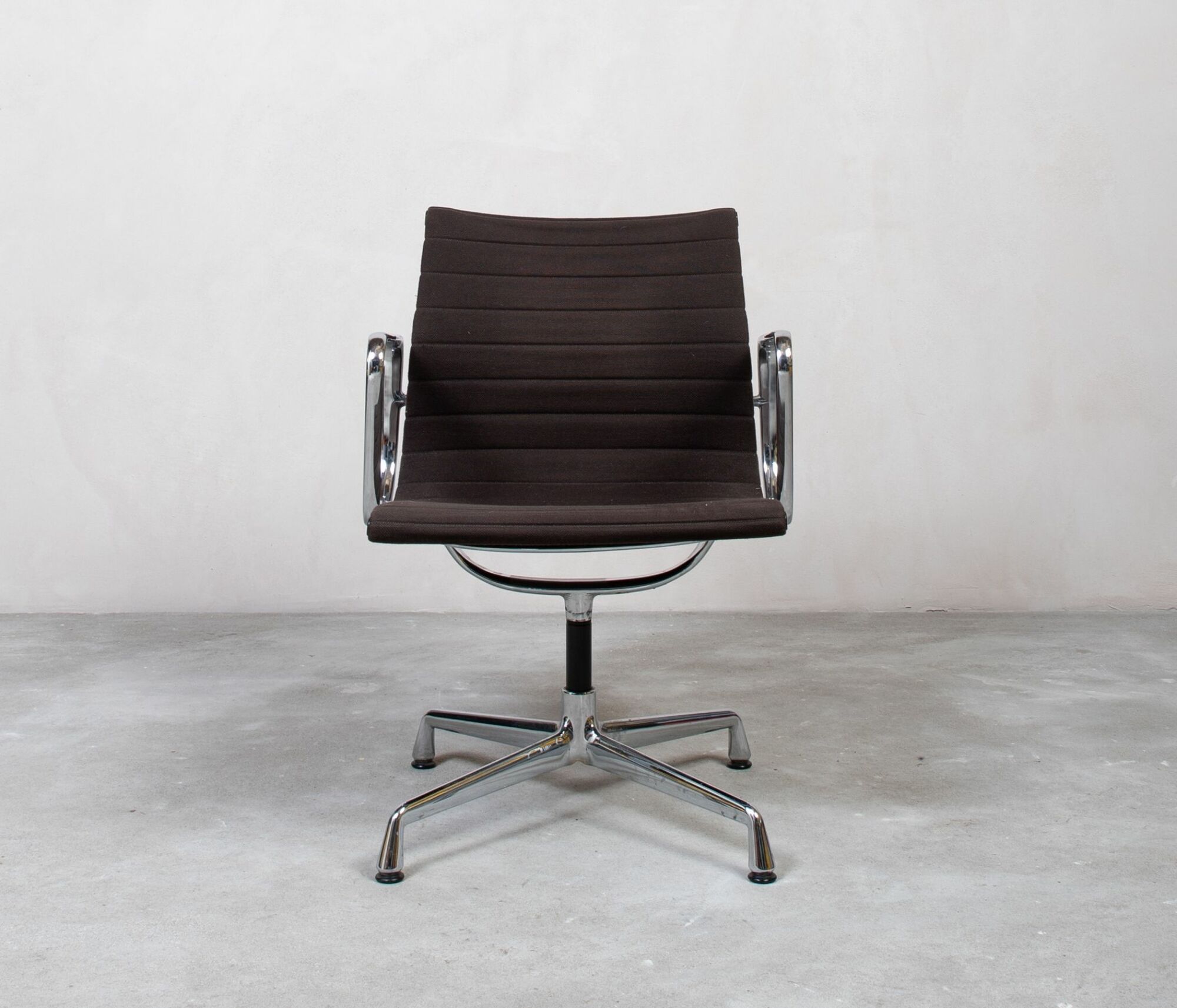 Vitra EA 108 Aluminum Chair in Braun 1