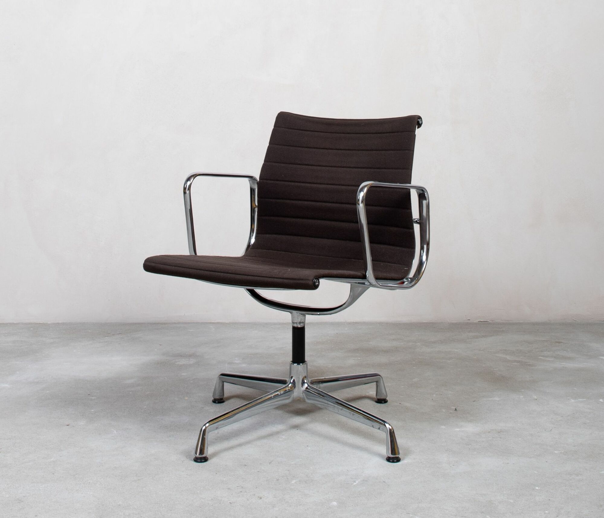 Vitra EA 108 Aluminum Chair in Braun 2