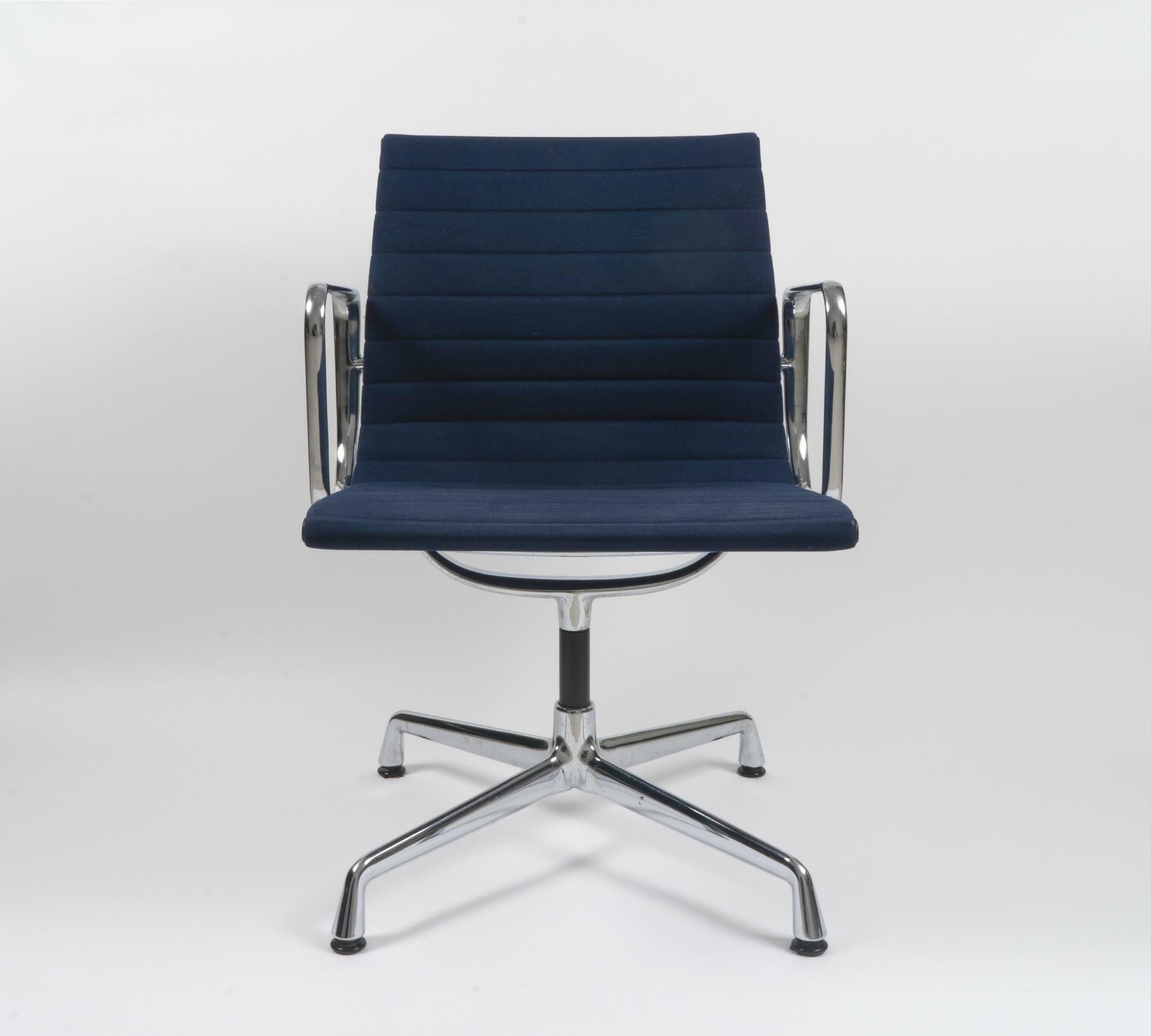 Vitra EA 107 Aluminum Chair in Blau 5