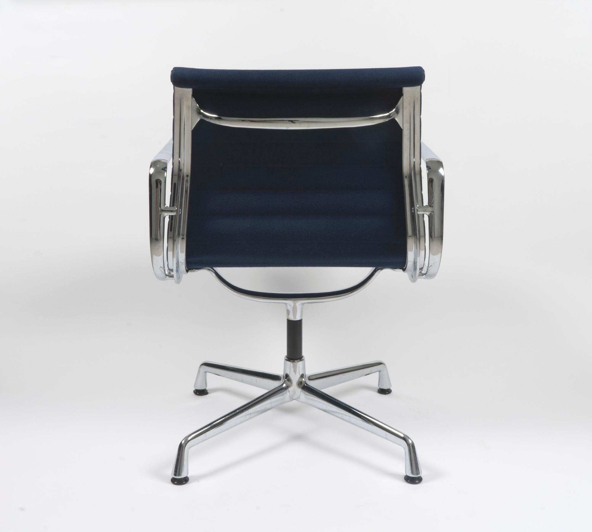 Vitra EA 107 Aluminum Chair in Blau 3